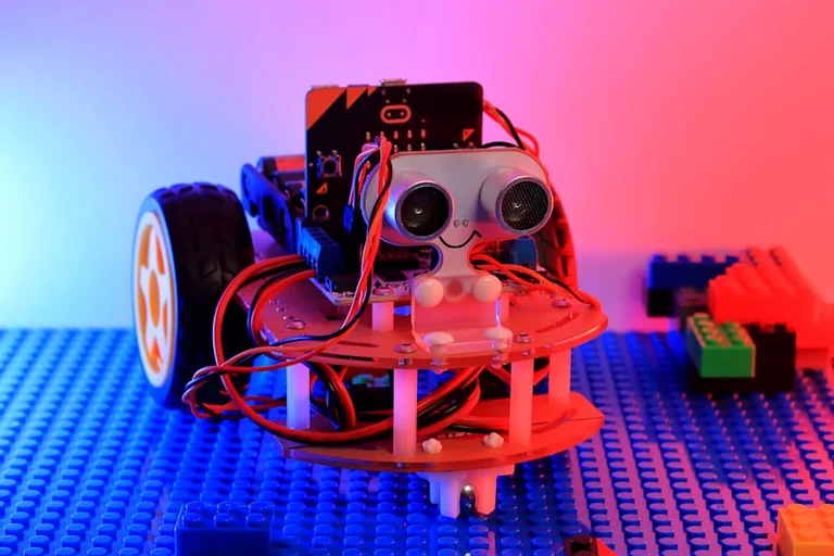 Düsseldorfer Kinder bauen im Ferienkurs eigene Roboter