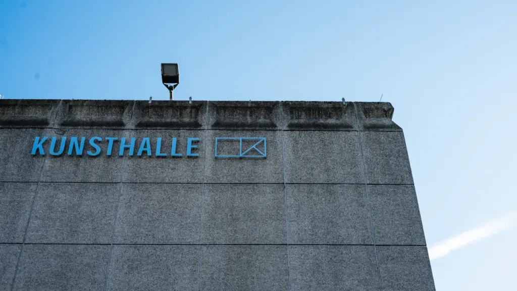 Die moderne Fassade der Essener Kunsthalle unter einem strahlend blauen Himmel an einem Tag.