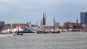 Blick auf das Hamburger Hafenpanorama mit der Elbphilharmonie am Wasser.