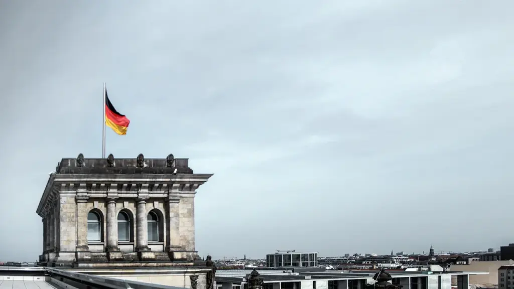 Luftaufnahme des Reichstagsgebäudes in Berlin unter einem bewölkten deutschen Himmel.