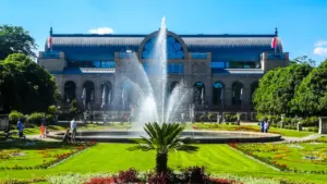 Prächtige Fontäne vor dem historischen Danak-Gebäude im egapark Erfurt bei sonnigem Wetter.
