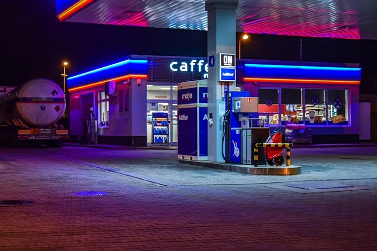 Abends tanken: So lohnt sich der Preisvergleich wirklich