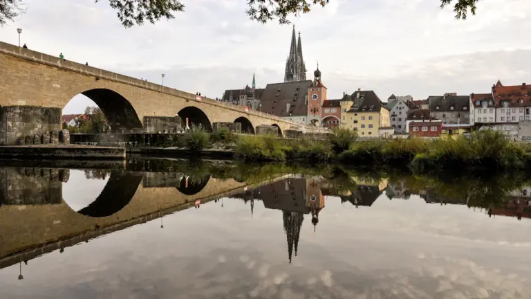 Die historische Steinerne Brücke vor dem Regensburger Dom bei ruhigem Licht.