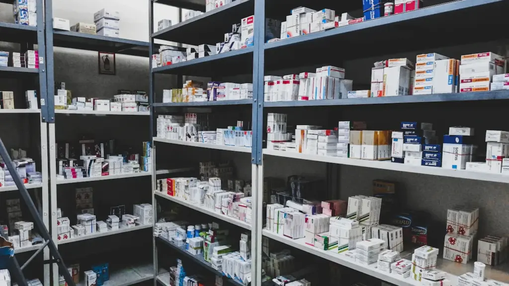 Ein mit vielen Medikamenten und Arzneimitteln gefülltes Lagerregal in einer Apotheke.