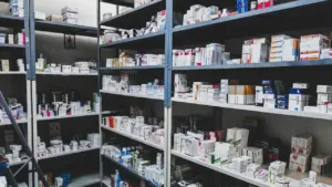 Ein mit vielen Medikamenten und Arzneimitteln gefülltes Lagerregal in einer Apotheke.