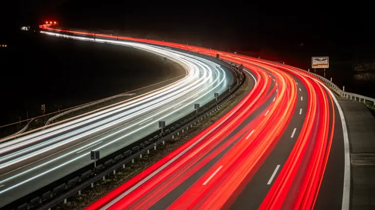 Langzeitbelichtung einer Autobahn bei Nacht mit Lichtspuren in München