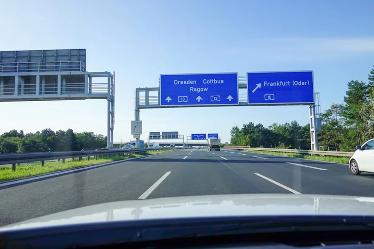 Autobahn am 4. August: Staus vor Abfahrt live prüfen