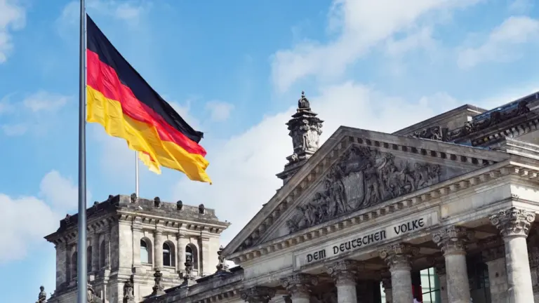 Die deutsche Flagge weht über dem historischen Reichstagsgebäude in Berlin.