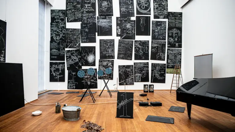 Zeitgenössische Kunstinstallation mit Musikinstrumenten und Wandbildern im Museum für Bildende Künste Leipzig.