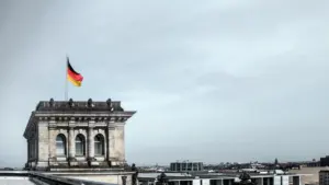 Die deutsche Flagge weht über dem historischen Reichstagsgebäude in Berlin.