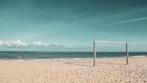Ein leeres Fußballtor am Ostseestrand bei sommerlichem Wetter in Rostock.