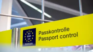 Schild der Passkontrolle an einem europäischen Flughafen für Reisende aus der EU.
