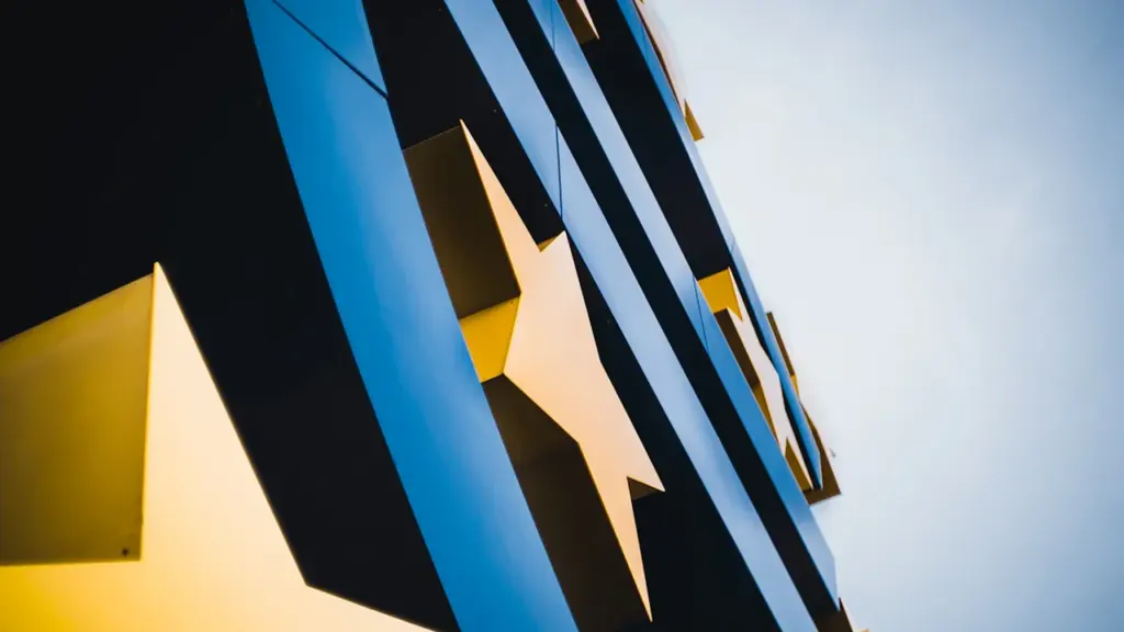 Das berühmte Euro-Symbol vor der Europäischen Zentralbank in Frankfurt am Main.