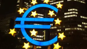 Beleuchtetes Euro-Symbol vor dem Gebäude der Europäischen Zentralbank in Frankfurt am Main.