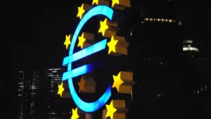 Das leuchtende Euro-Symbol bei Nacht vor der EZB in Frankfurt am Main.