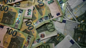 Ein Haufen von 100-Euro-Scheinen als Symbol für Geldpolitik und Zinsentscheidungen der EZB.