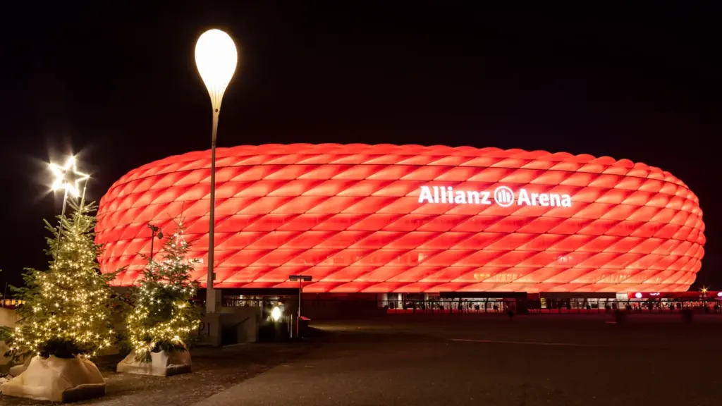 Die Allianz Arena bei Nacht in roter Beleuchtung, Heimat des FC Bayern München.