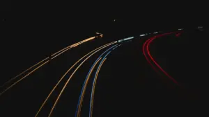 Lichtspuren von Autos auf einer deutschen Autobahn bei Nacht in der Dämmerung.