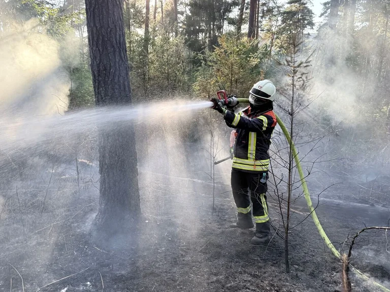 Feuer bei Ehrang gestoppt: Trierer Einsatz in schwierigem Gelände