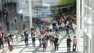 Besucher strömen in die gamescom-Messehallen in Köln zur jährlichen Spielemesse.