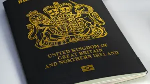 Ein britischer Reisepass liegt bereit für die Reiseplanung nach Großbritannien.