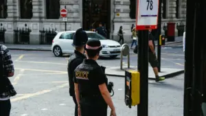 Beamte der City of London Police an einer belebten Straßenkreuzung in London.