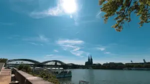 Sonniger Tag mit einer Holzbrücke an einem See in Deutschland.