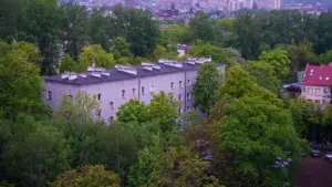 Ein Wohngebäude eingebettet in eine grüne Umgebung mit Bäumen in der Stadt.