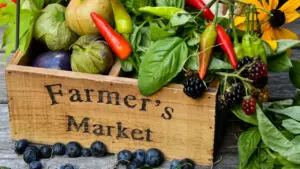Kiste mit frischem Gemüse und Beeren auf einem traditionellen Naturpark-Markt in Pforzheim.