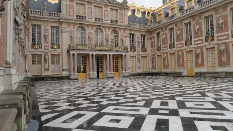 Die beeindruckende Architektur des Schlosses von Versailles in Frankreich bei Tageslicht.