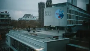 Blick auf das Bikini Berlin Gebäude an einem bedeckten Tag in der Hauptstadt.