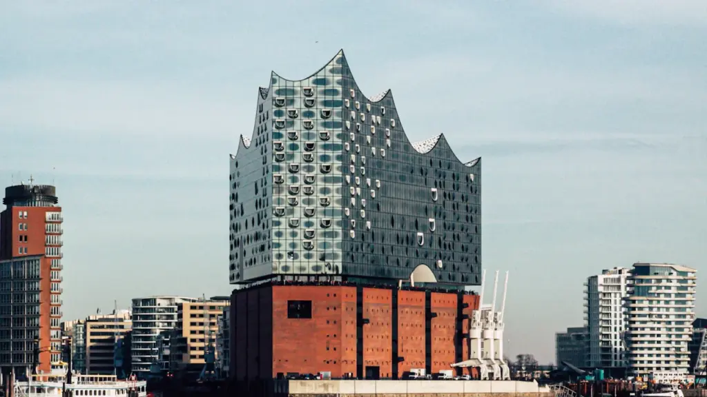 Die architektonisch markante Elbphilharmonie in Hamburg bei klarem Wetter und blauem Himmel.