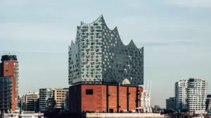 Die architektonisch markante Elbphilharmonie in Hamburg bei klarem Wetter und blauem Himmel.