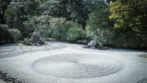Ein harmonischer Zen-Garten mit geharktem Sand und platzierten Steinen für innere Ruhe.