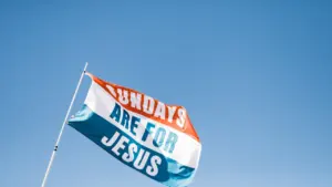 Eine wehende Flagge mit der Aufschrift gegen einen klaren blauen Himmel.