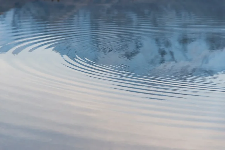 Traumsymbol Wasser: Was seine Form über Gefühle verrät