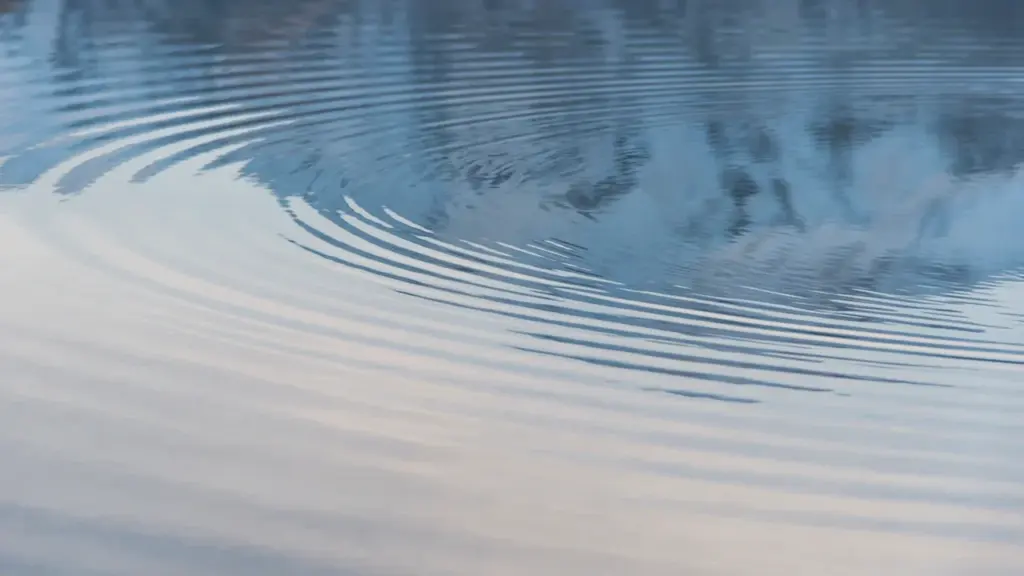 Konzentrische Wasserwellen auf einer ruhigen Oberfläche als Sinnbild für unterbewusste Gedanken und Träume.