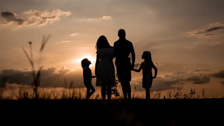 Silhouette einer Familie vor dem abendlichen Himmel im Westhavelland.