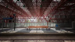 Ein verlassener Bahnsteig am Bahnhof Almere Centrum während eines Bahnstreiks.