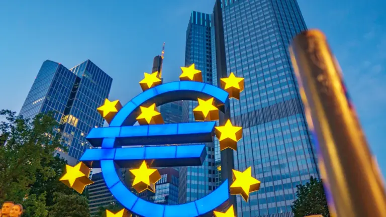 Das Euro-Symbol vor den Wolkenkratzern der Europäischen Zentralbank in Frankfurt am Main.