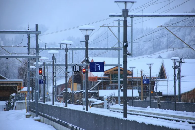 Sonntag: Wetter- und Bahnwarnungen vor der Abfahrt prüfen