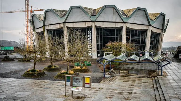 Das markante Gebäude des Audimax in Essen mit moderner Architektur und geometrischem Dach.
