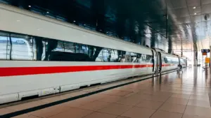 Ein ICE steht zur Abfahrt bereit am Bahnhof Frankfurt am Main.