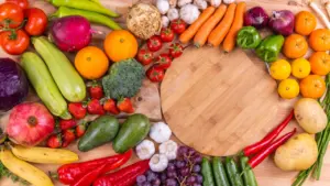 Frisches Obst und Gemüse auf einem Holzbrett für den Wochenmarkt Saarbrücken.