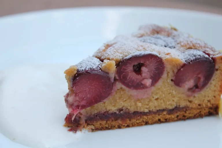 Zwetschgenkuchen vom Blech: Hefeboden ohne Durchweichen
