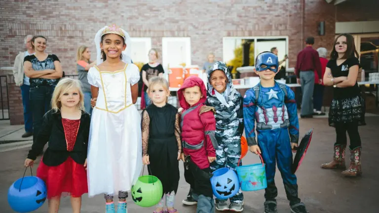 Halloween 2026: Mit Kindern sicher von Tür zu Tür