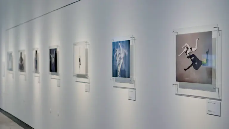 Galeriewand mit einer Reihe gerahmter Aquatinta-Grafiken in einer modernen, minimalistischen Kunstausstellung.
