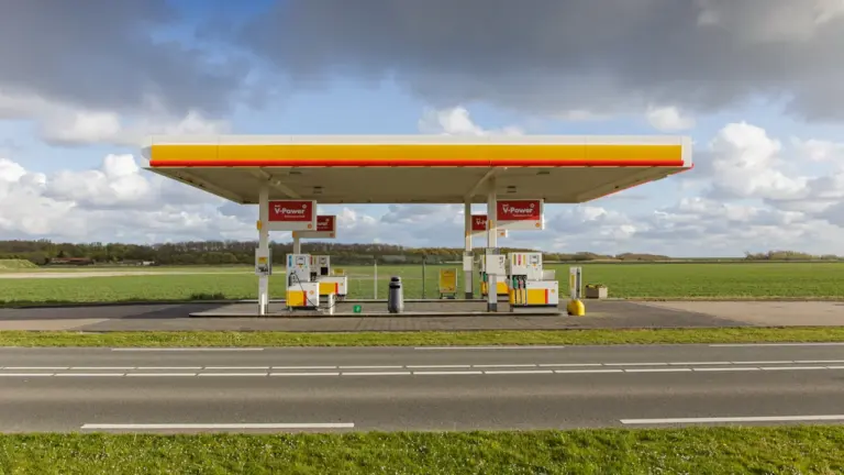 Spritpreise vor der Herbstfahrt vergleichen und Umwege vermeiden